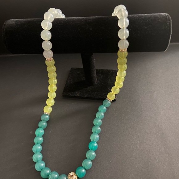 Vintage lucite Necklace - Picture 2 of 2